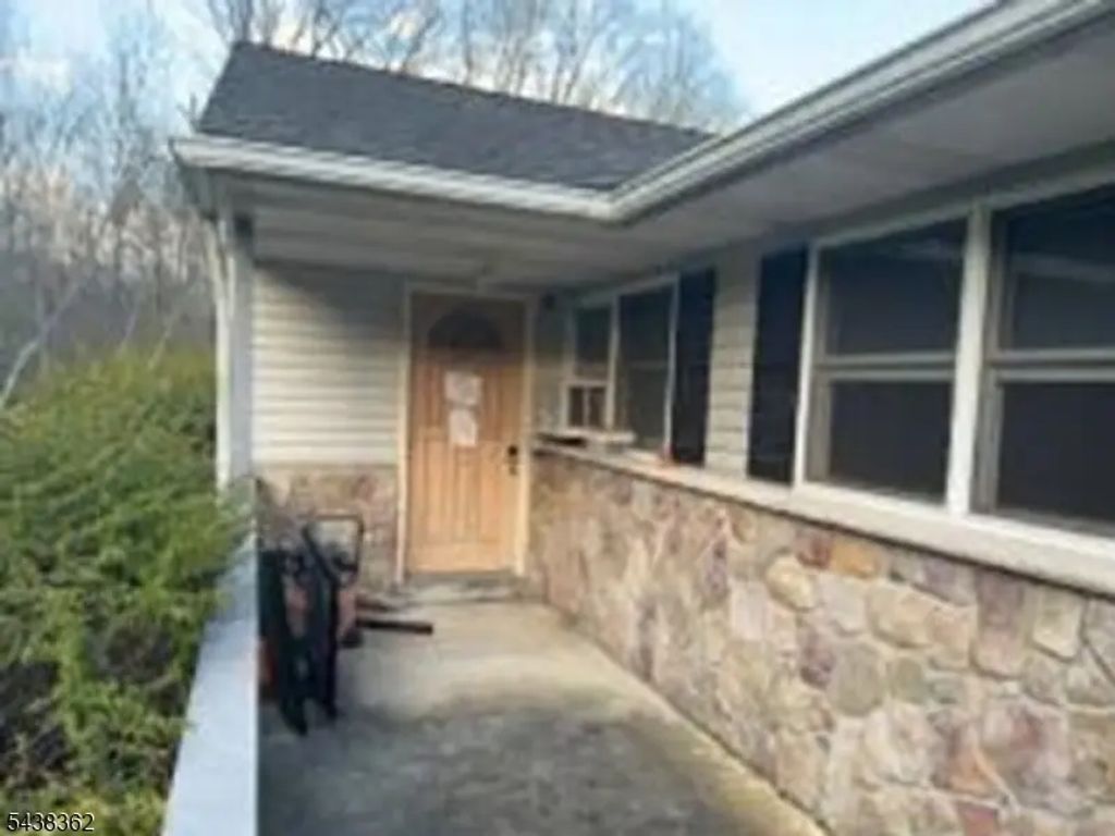 16 W Owassa Tpke, Frankford Twp.
