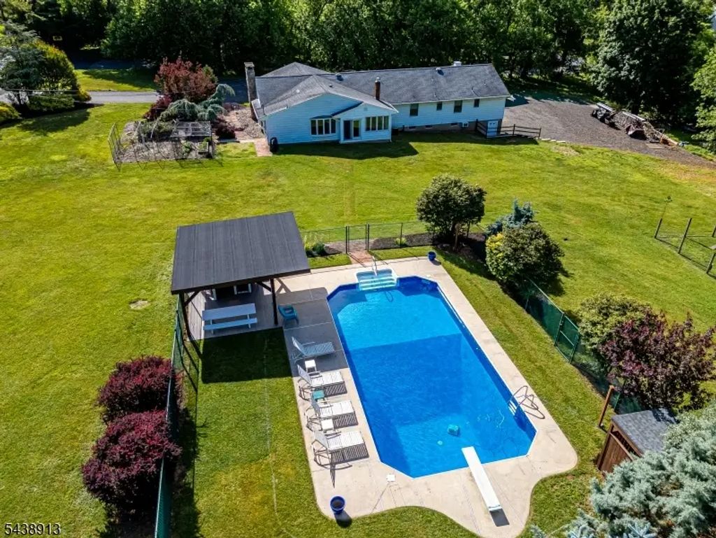 327 Summer Rd, Branchburg Twp.