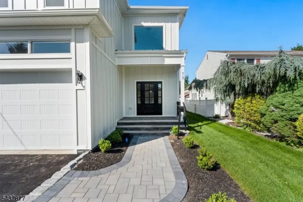 13 Harding Pl, Livingston Twp.