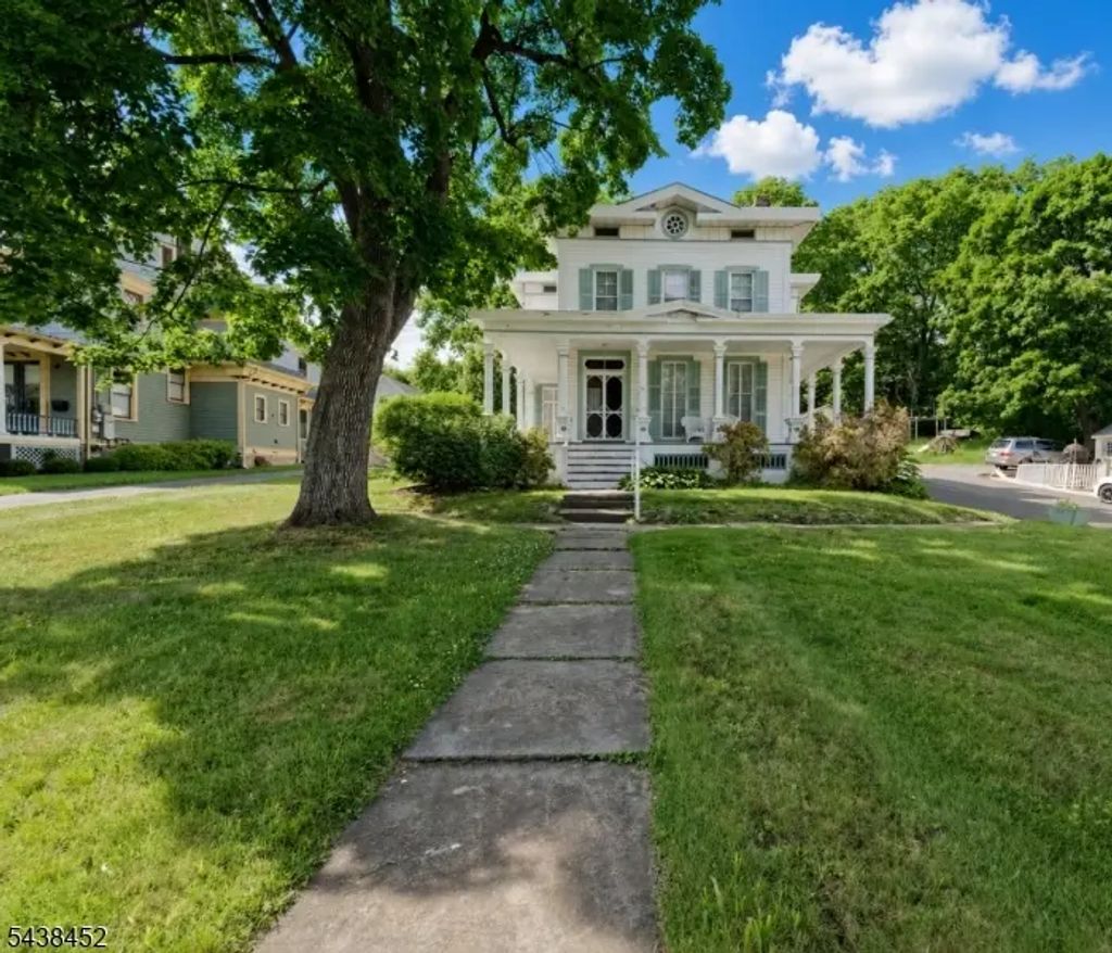 56 W Main St, Clinton Town