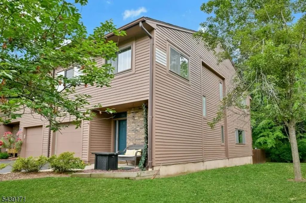 211 Yorktowne Ct, Washington Twp.
