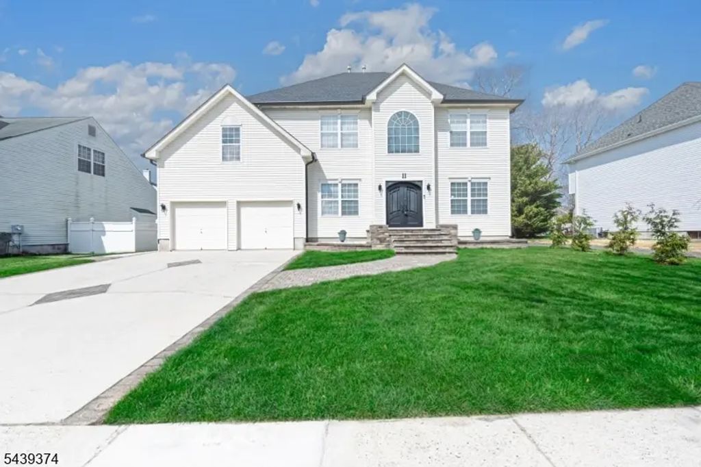 11 Chancellor Park Dr, Hamilton Twp.