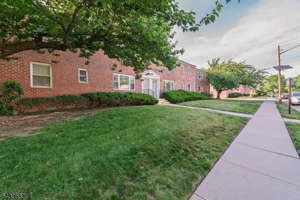 42 York Drive, Edison Twp.