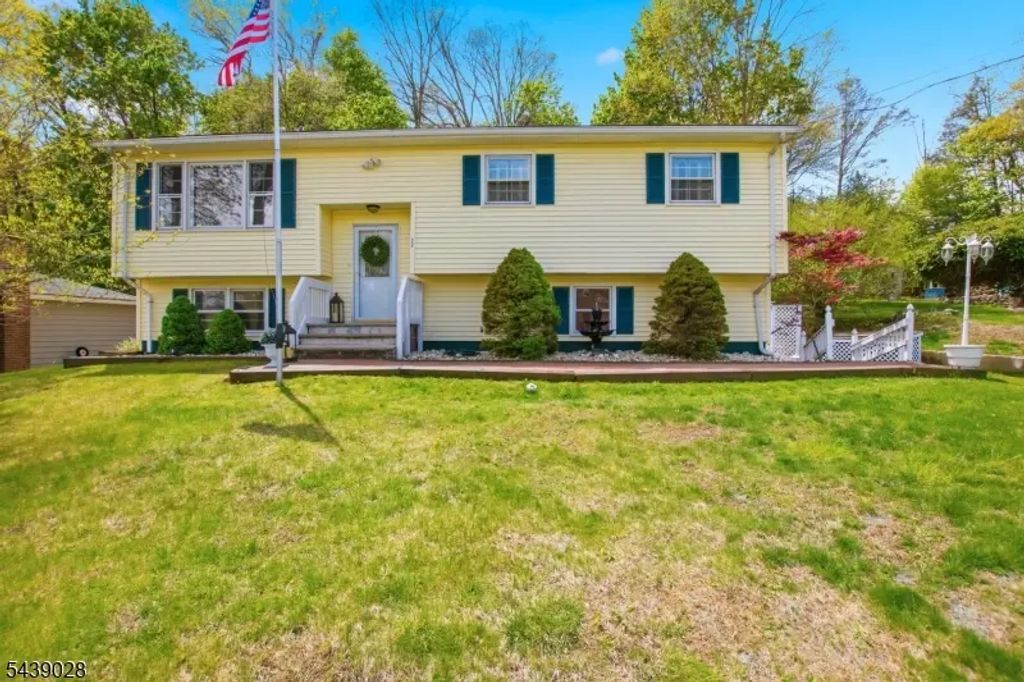 22 Holiday Dr, Hopatcong Boro