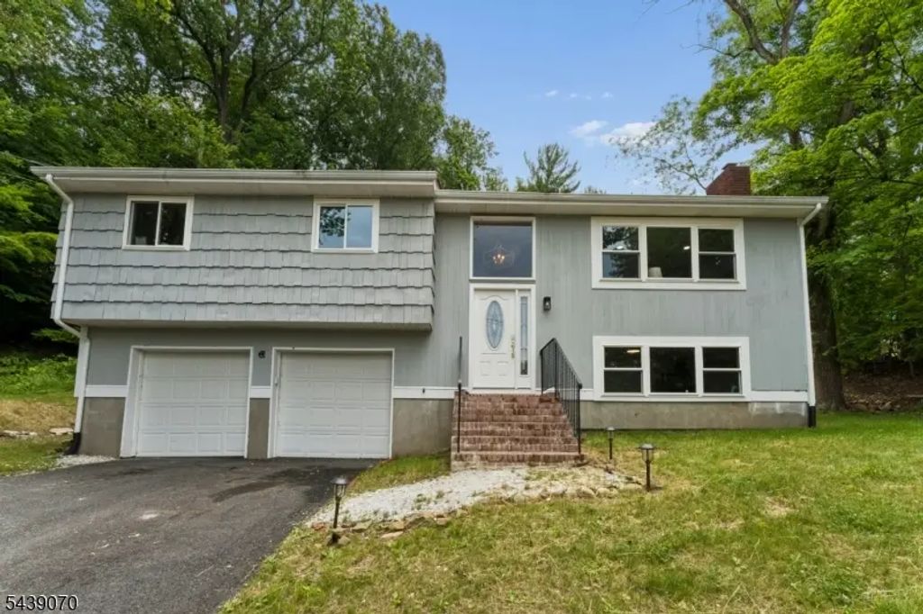 403 E Shore Trl, Sparta Twp.