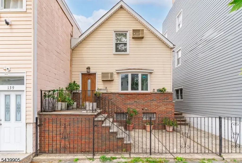 141 Walnut St, Newark City