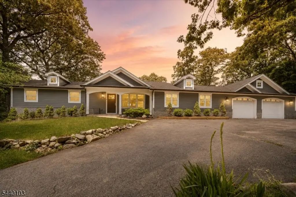 8 Sheeprock Rd, Kinnelon Boro