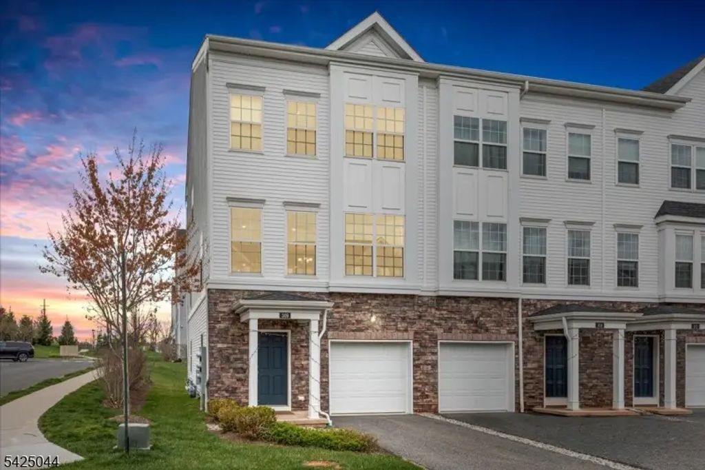 309 Saratoga Ct, Branchburg Twp.