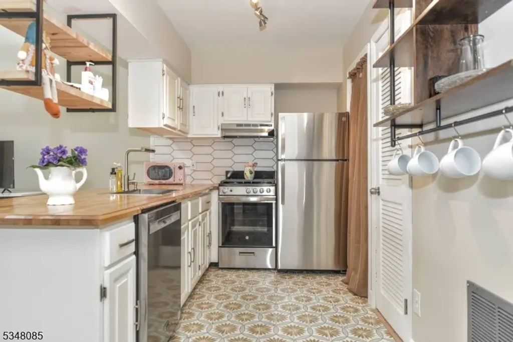 3 Davos Drive, Vernon Twp.