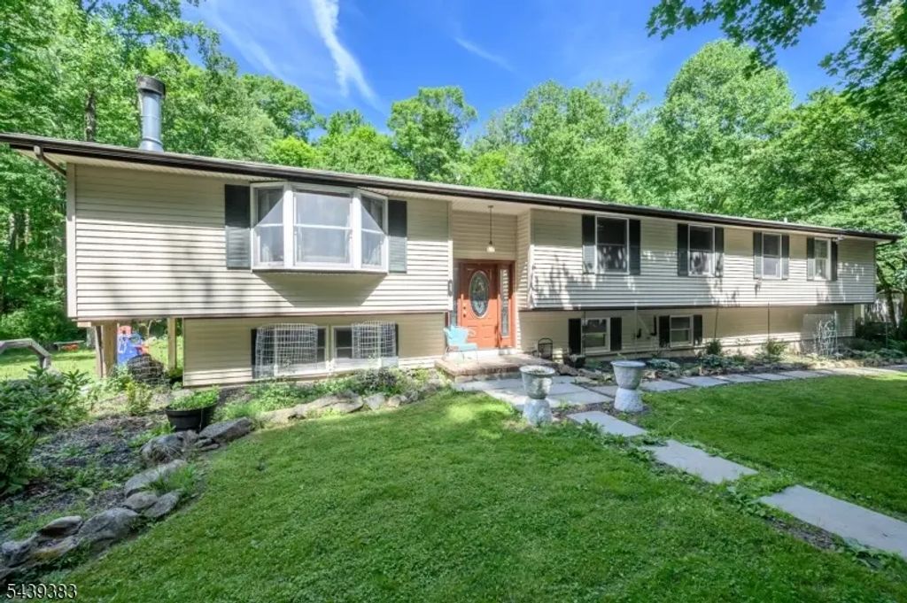 11 Pine Ridge Rd, Lebanon Twp.