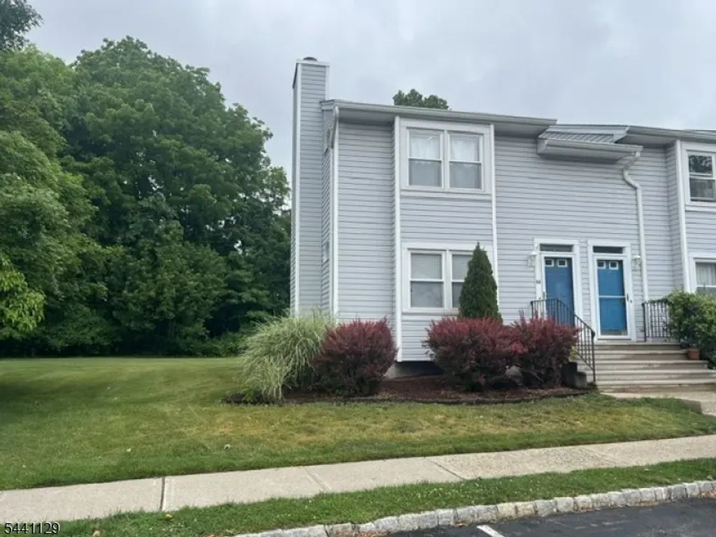 53 Village Dr, Hamburg Boro