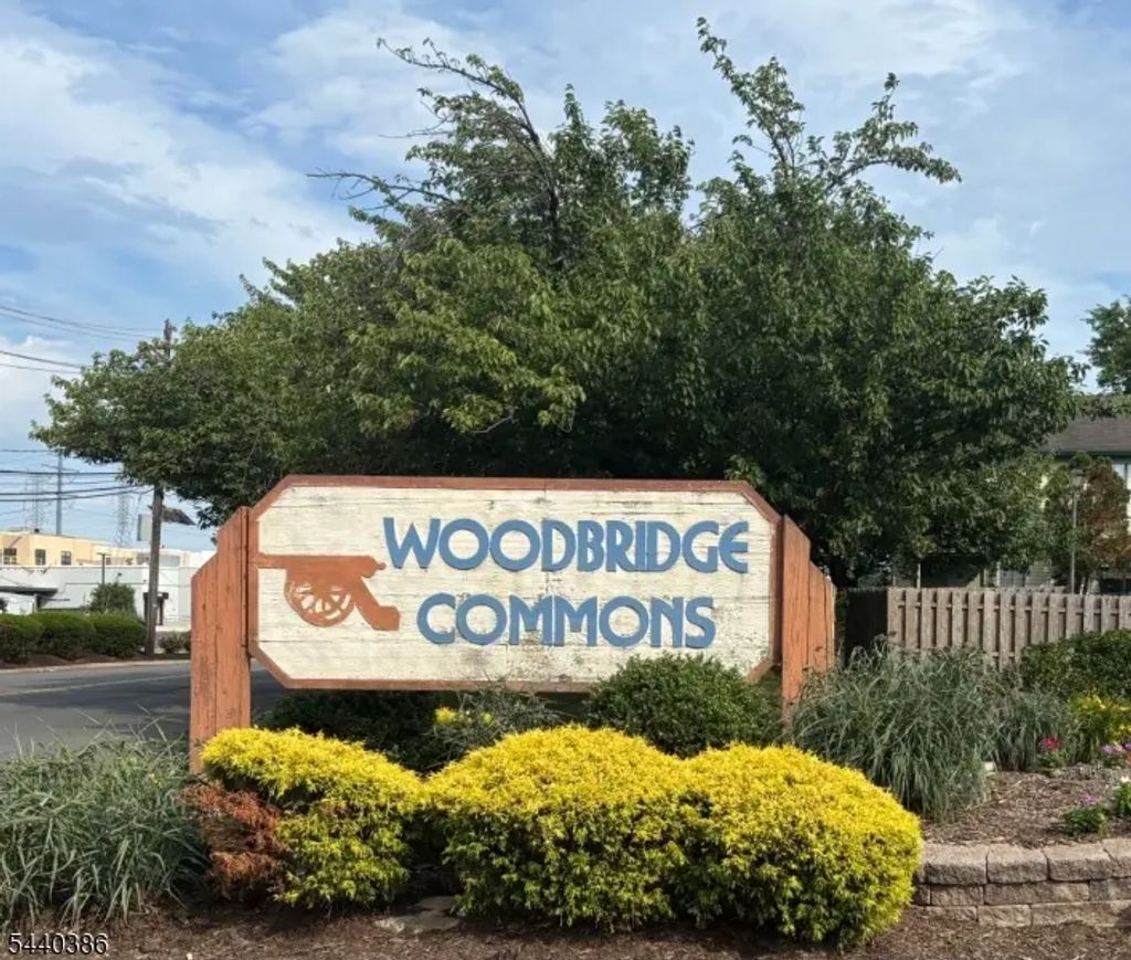 1104 Woodbridge Commons Way, Woodbridge Twp.