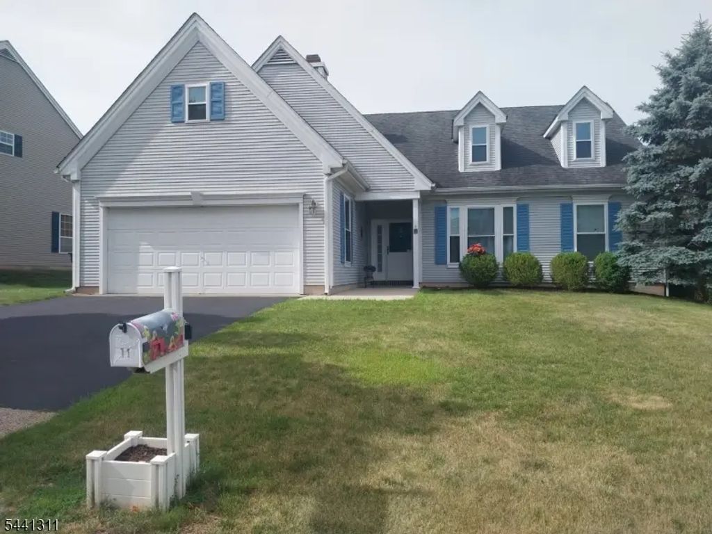 11 Strawberry Hill Rd, Branchburg Twp.