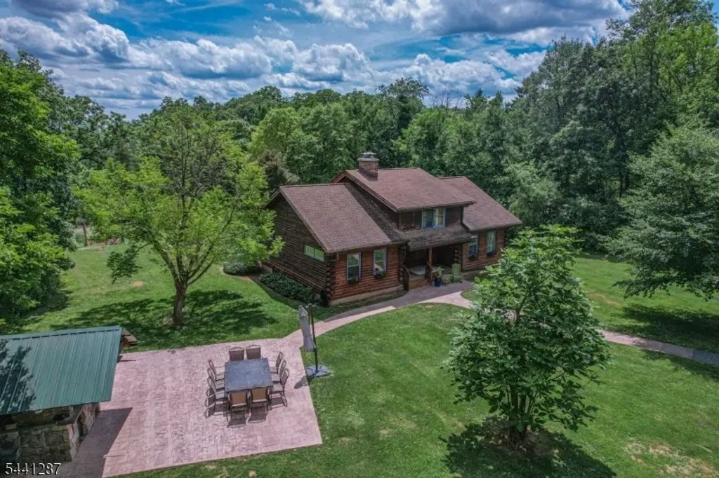 2 Pine Ct, Bethlehem Twp.