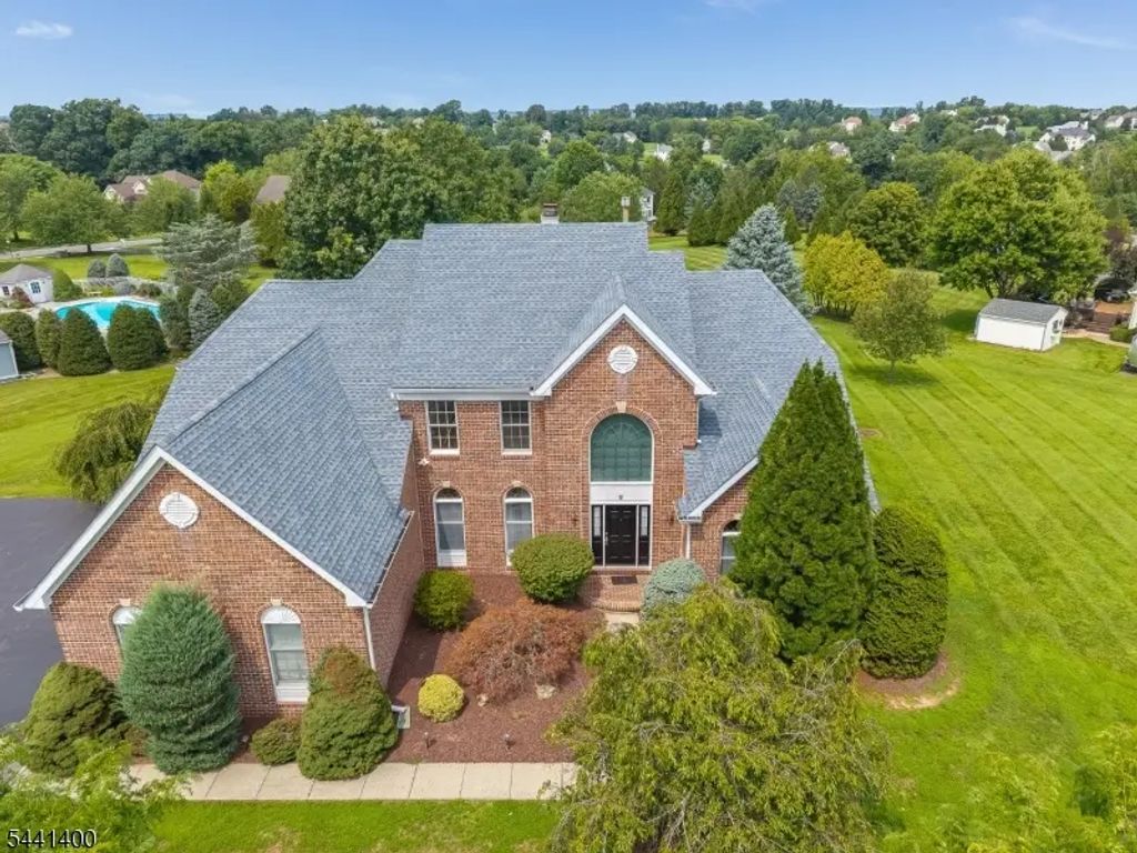 3 Stark Ct, Raritan Twp.