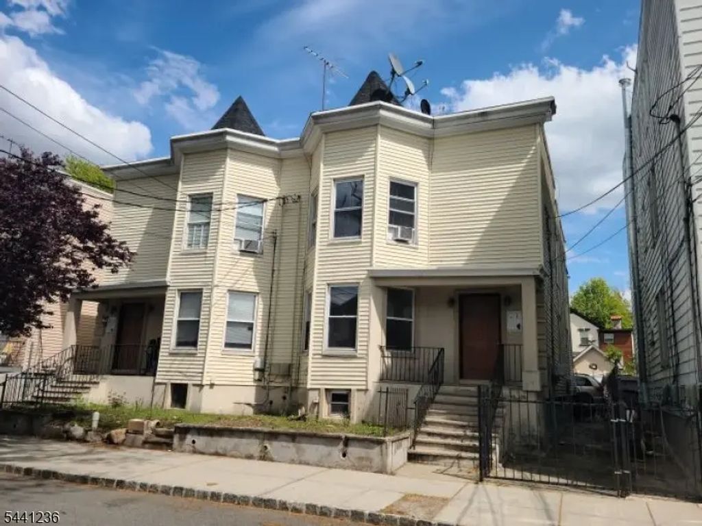 54 Smith Street, Belleville Twp.