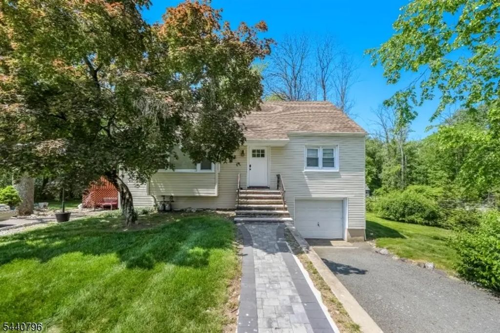 6 Waughaw Rd, Montville Twp.