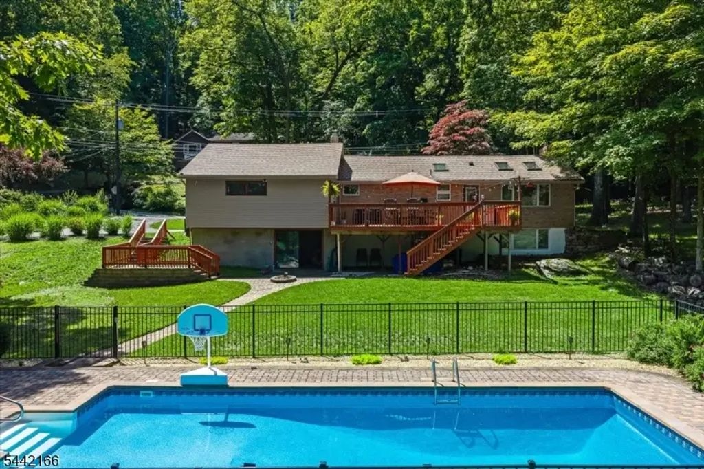 166 Glenside Trl, Byram Twp.
