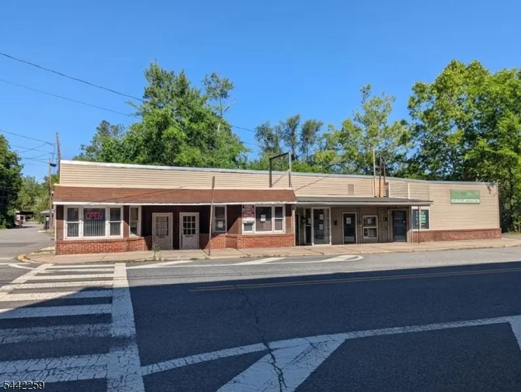 2-8 Greenwich St, Belvidere Twp.
