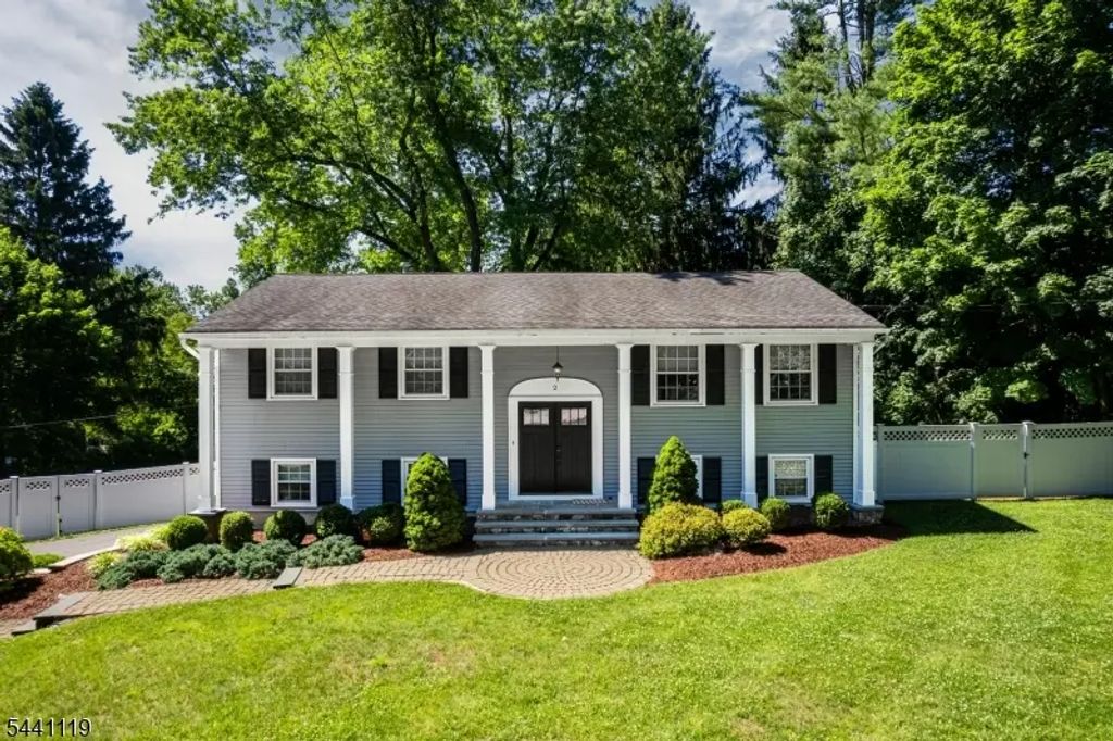 2 Arrowhead Dr, Washington Twp.
