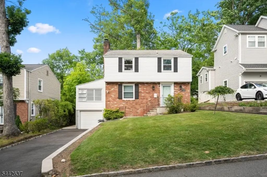 26 W Lawn Rd, Livingston Twp.