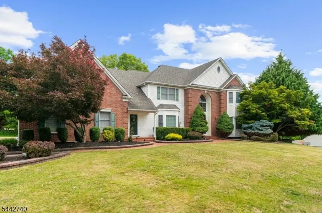 3 Regal Way, Raritan Twp.