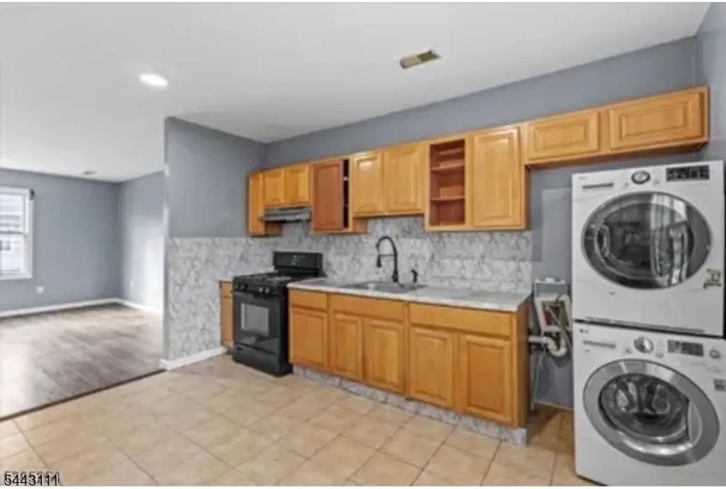 132 E Main St, Paterson City