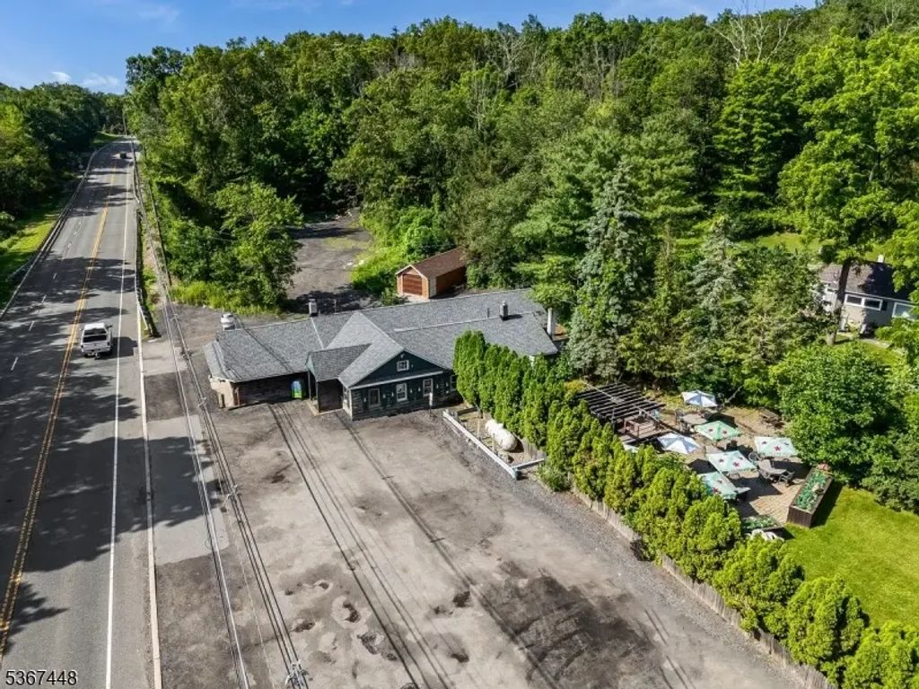 712 Woodport Rd, Sparta Twp.
