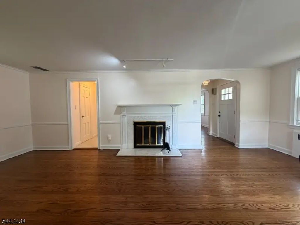 324 E Cedar St, Livingston Twp.