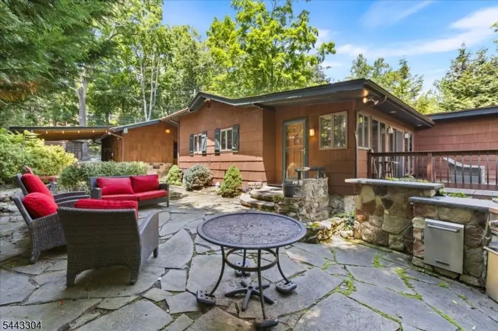 904 E End Rd, Stillwater Twp.