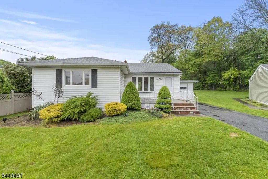 46 Daka Ct, Bloomfield Twp.