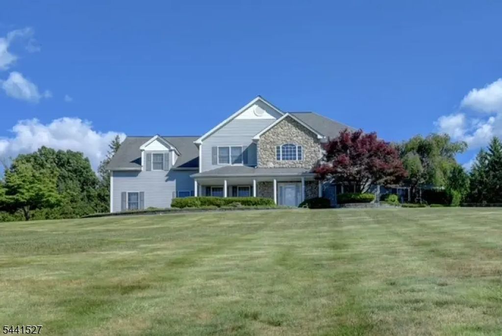 32 Dyer Rd, Wantage Twp.
