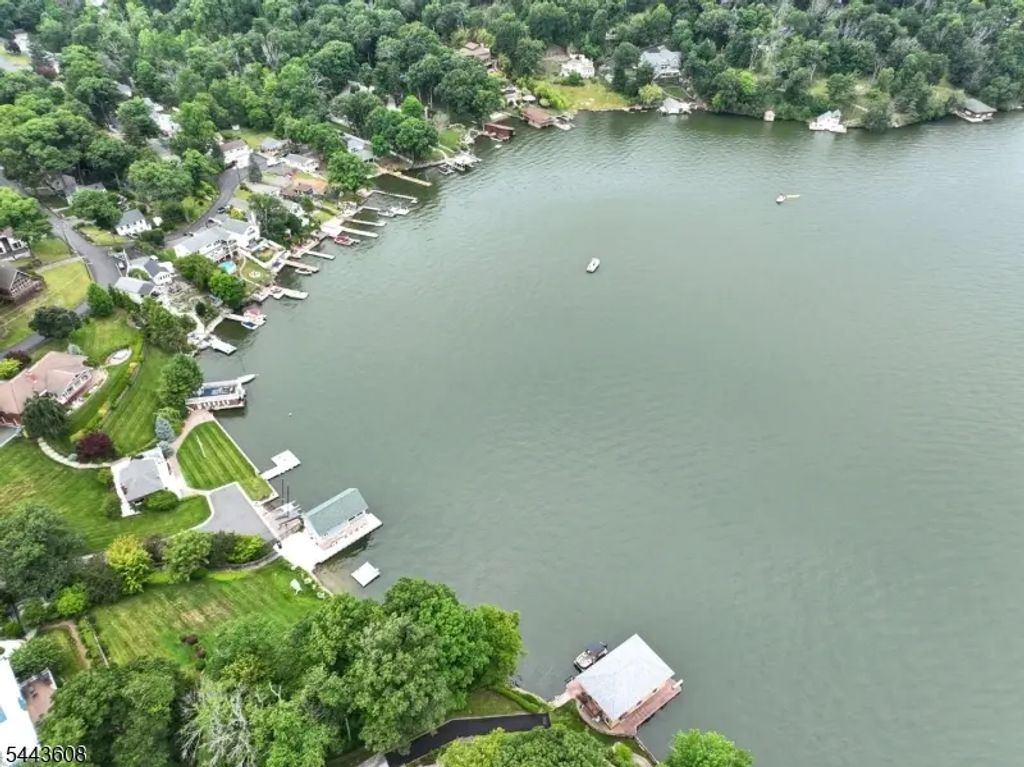 19 Lakeland Dr, Hopatcong Boro