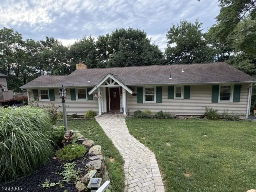 68 Glenside Trl, Sparta Twp.