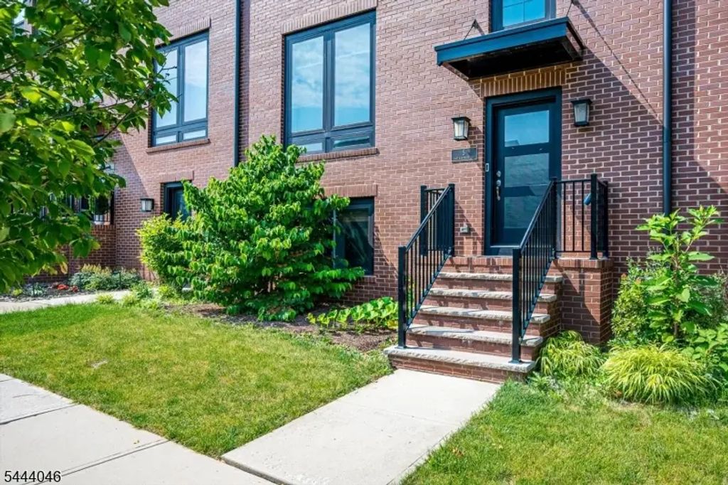 5 E Hartwick Dr, Montgomery Twp.