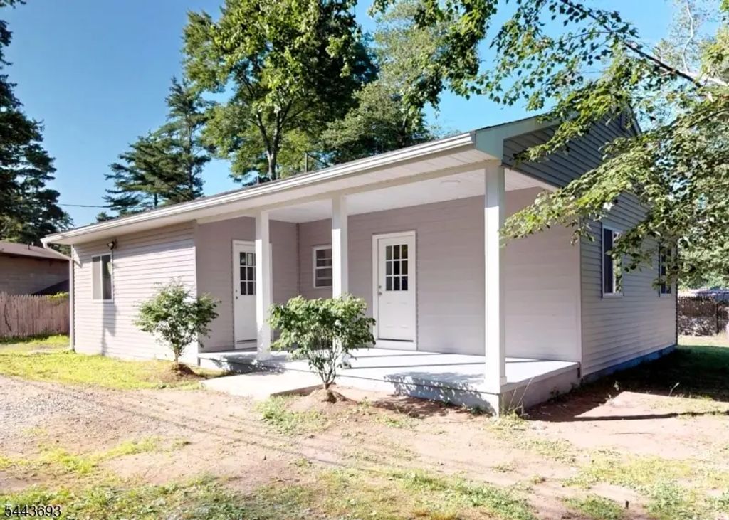 100-b North Gate Road, Montague Twp.