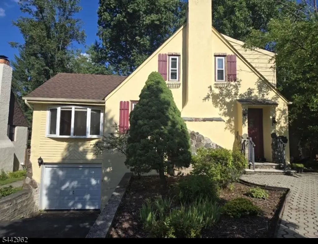 17 Dogwood Ter, Livingston Twp.