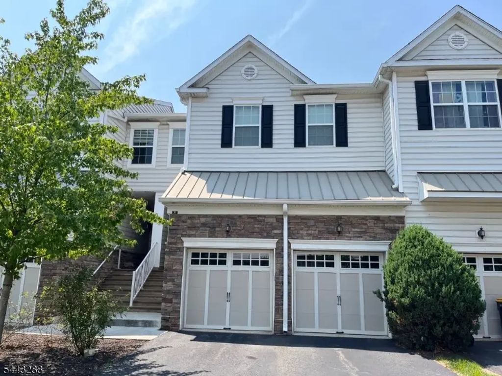 20 Autumn Ln, Montgomery Twp.