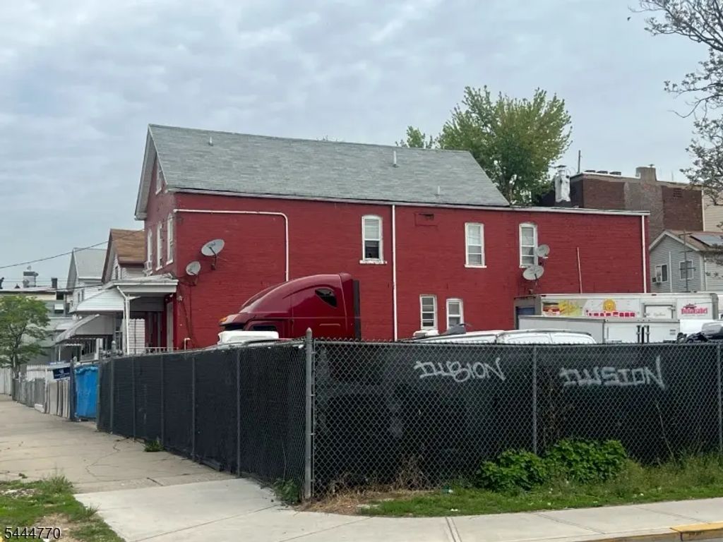8 3rd St, Passaic City