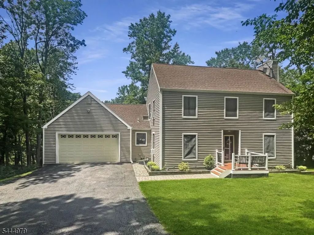 149 N Locust Lake Rd, Hope Twp.