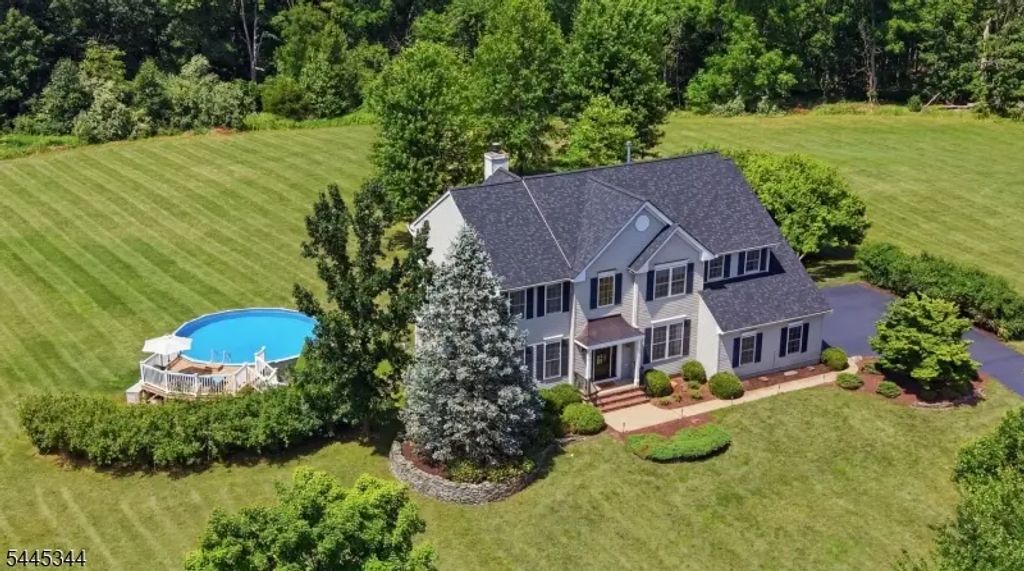 28 Music Mountain Blvd, West Amwell Twp.