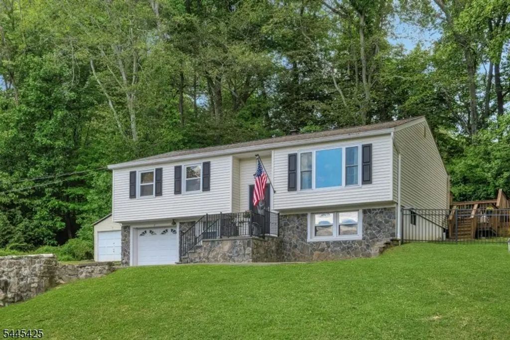3 S Hillside Dr, Mount Olive Twp.