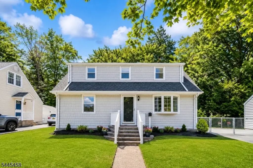 18 Farmingdale Ave, Bloomfield Twp.