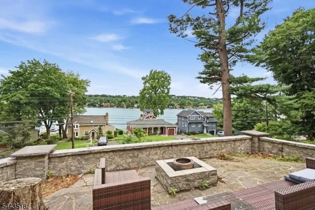 255 E Shore Trl, Sparta Twp.