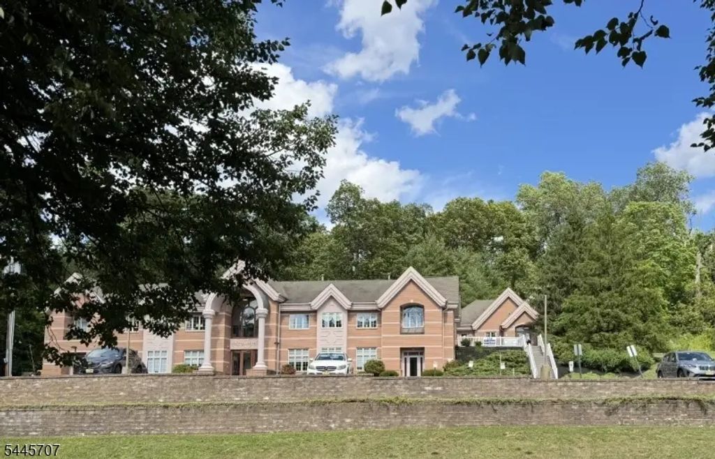258 King George Rd, Warren Twp.