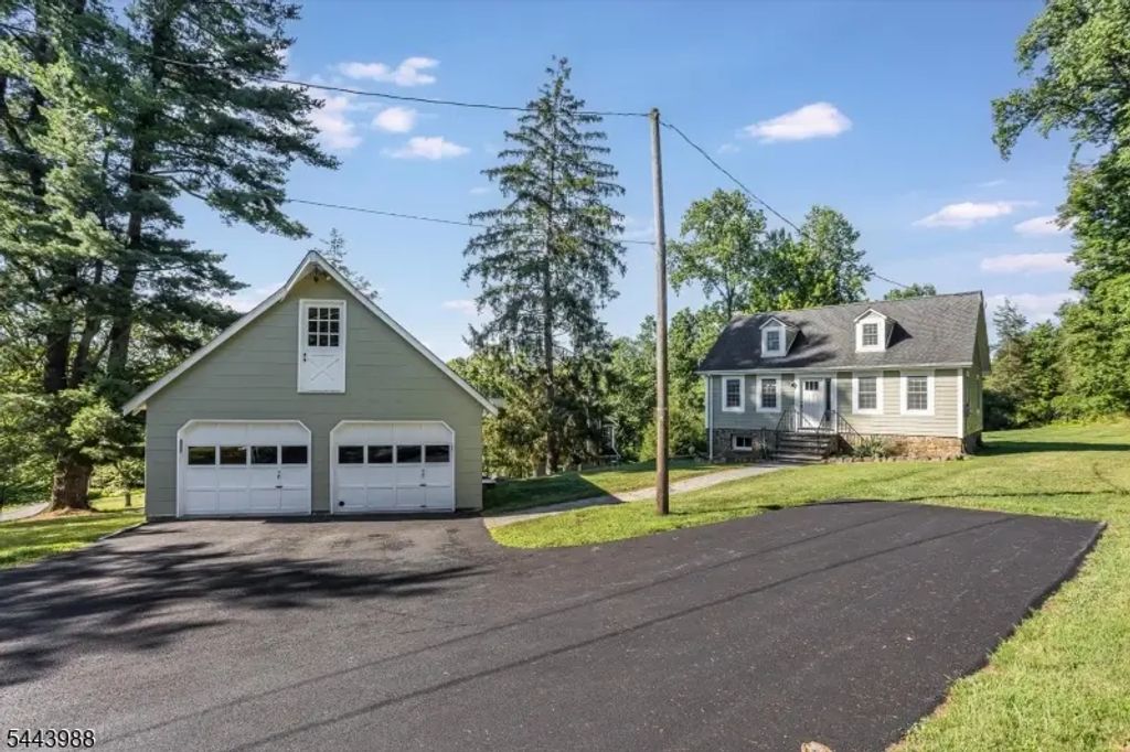 16 Chester Place, Chester Twp.