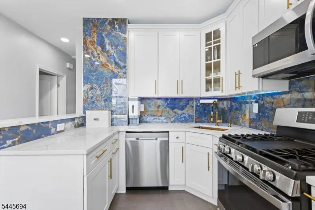 98 Bergen Ave, Kearny Town