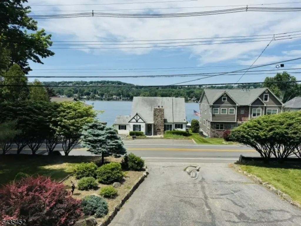 275 E Shore Trl, Sparta Twp.