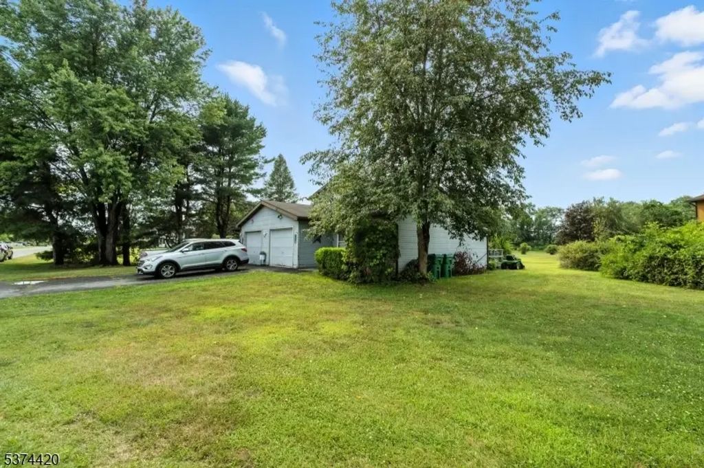 429 Lake Shore N, Montague Twp.
