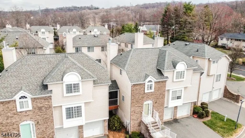6 Whispering Way W, Berkeley Heights Twp.